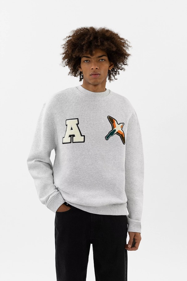 axel_arigato_varsity_bee_bird_sweatshirt_lys_gra_melange.jpg Axel Arigato Varsity Bee Bird Sweatshirt Lys Grå Melange - Bilde 1