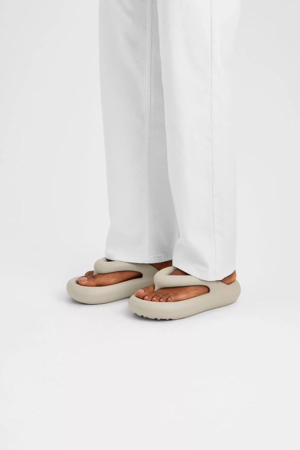 delta_sandal_axel_arigato_beige.jpg Delta Sandal Axel Arigato Beige - Bilde 1